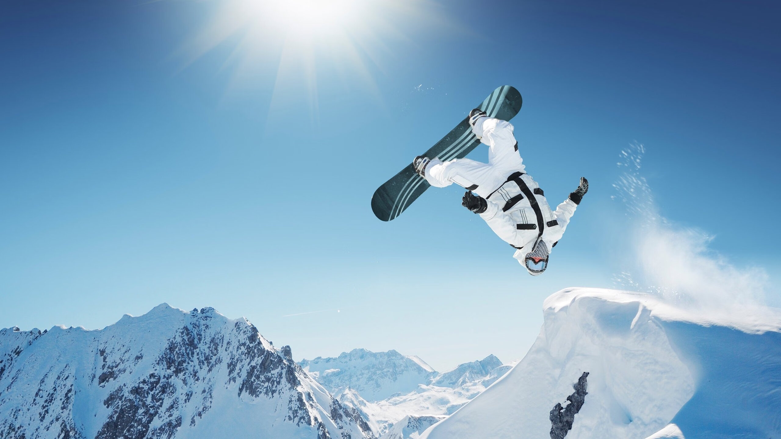 全黑队依靠精准的传球和不断突破,取得优势,全黑队服